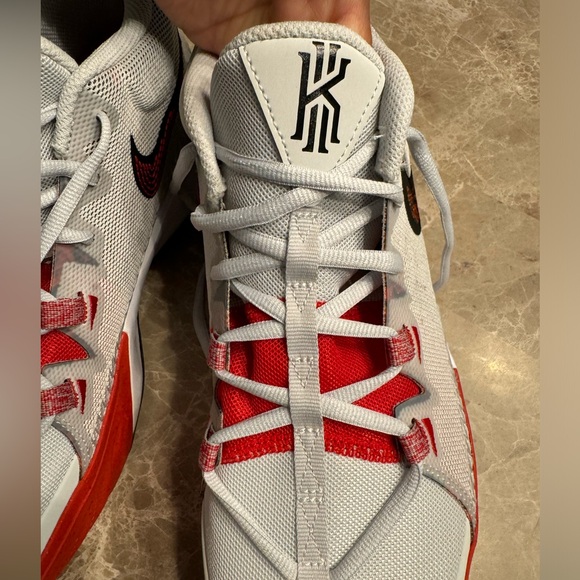 Nike Kyrie Flytrap 6 Basketball
Shoes - Picture 3 of 10